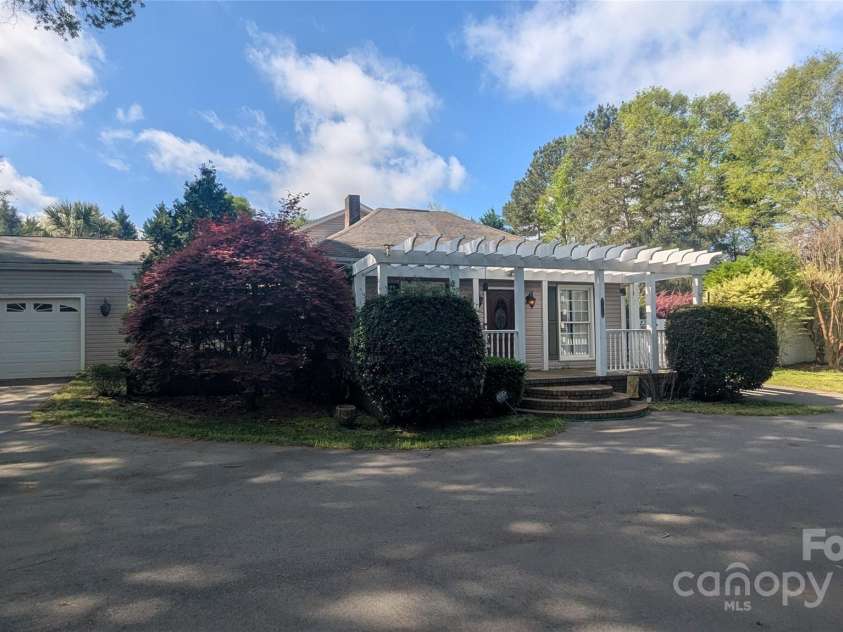 1404 Oakdale Road, Rock Hill, SC 29730.  MLS# CAR4245874, YatesRealty ID 13822. 