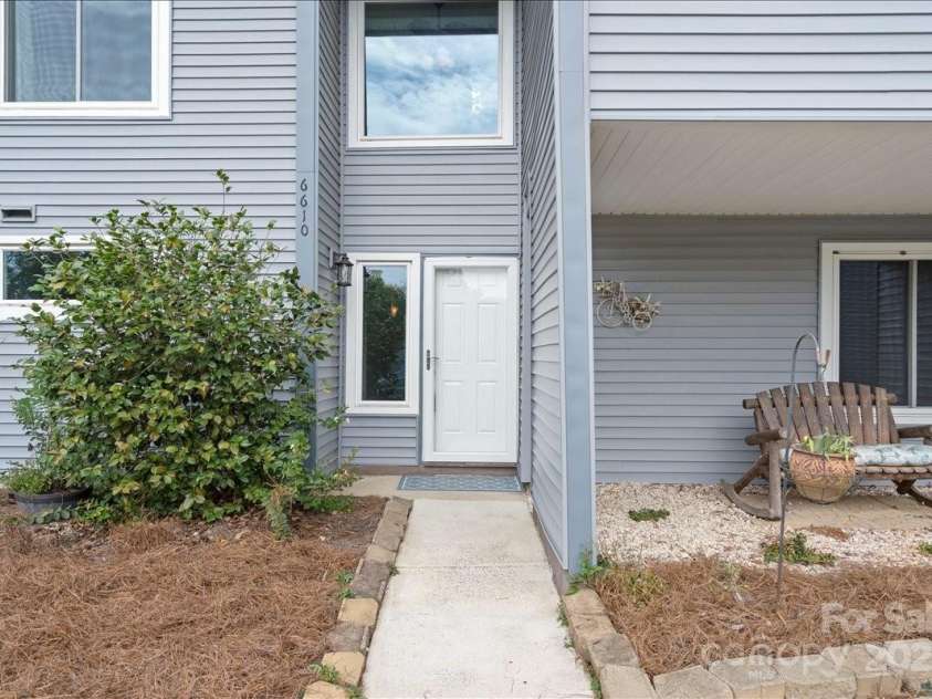 6610 Point Comfort Lane, Charlotte, NC 28226.  MLS# CAR4298567, YatesRealty ID 1383. Front Entrance