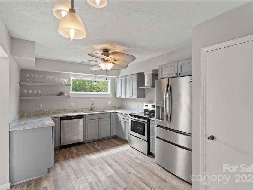 6610 Point Comfort Lane, Charlotte, NC 28226.  MLS# CAR4298567, YatesRealty ID 1383. Kitchen