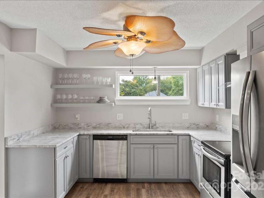 6610 Point Comfort Lane, Charlotte, NC 28226.  MLS# CAR4298567, YatesRealty ID 1383. Kitchen