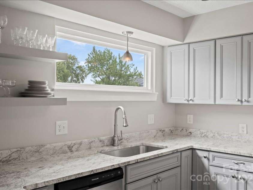 6610 Point Comfort Lane, Charlotte, NC 28226.  MLS# CAR4298567, YatesRealty ID 1383. Kitchen