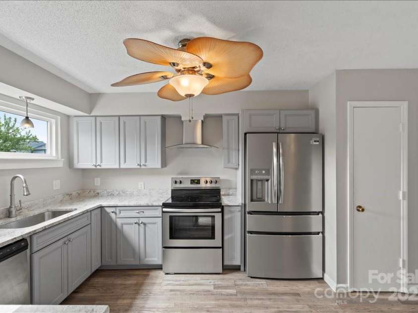 6610 Point Comfort Lane, Charlotte, NC 28226.  MLS# CAR4298567, YatesRealty ID 1383. Kitchen