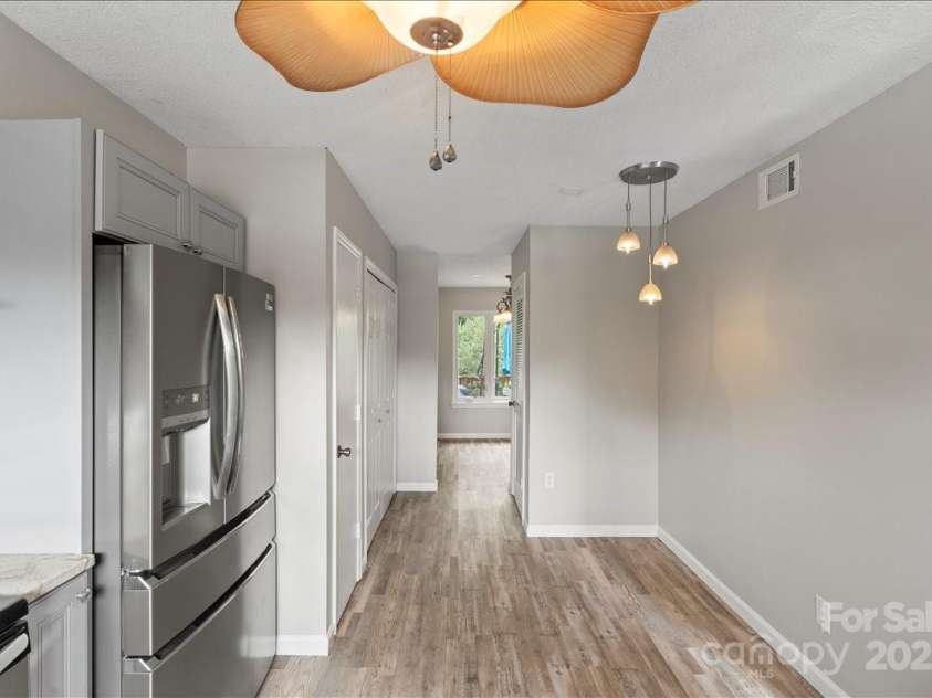 6610 Point Comfort Lane, Charlotte, NC 28226.  MLS# CAR4298567, YatesRealty ID 1383. Kitchen