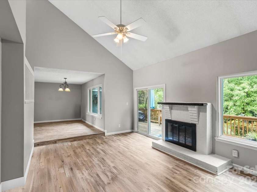 6610 Point Comfort Lane, Charlotte, NC 28226.  MLS# CAR4298567, YatesRealty ID 1383. Living Room