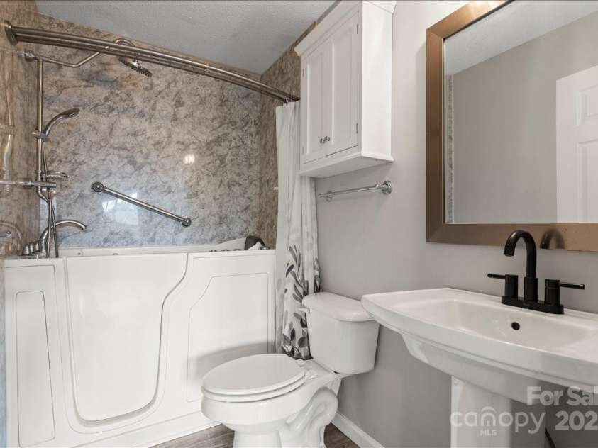 6610 Point Comfort Lane, Charlotte, NC 28226.  MLS# CAR4298567, YatesRealty ID 1383. Primary Bathroom