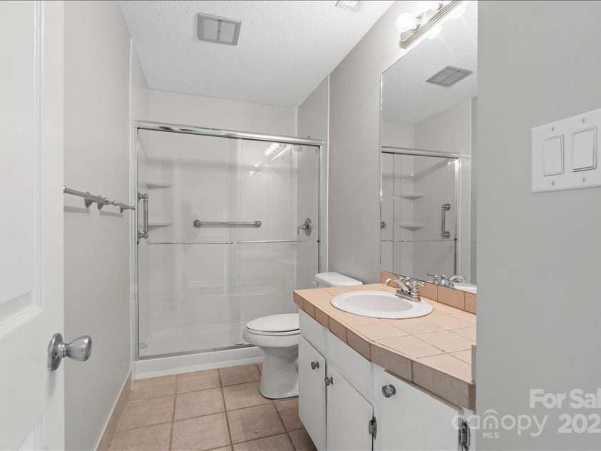 6610 Point Comfort Lane, Charlotte, NC 28226.  MLS# CAR4298567, YatesRealty ID 1383. Second Bathroom
