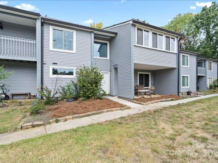 6610 Point Comfort Lane, Charlotte, NC 28226.  MLS# CAR4298567, YatesRealty ID 1383. Welcome Home!