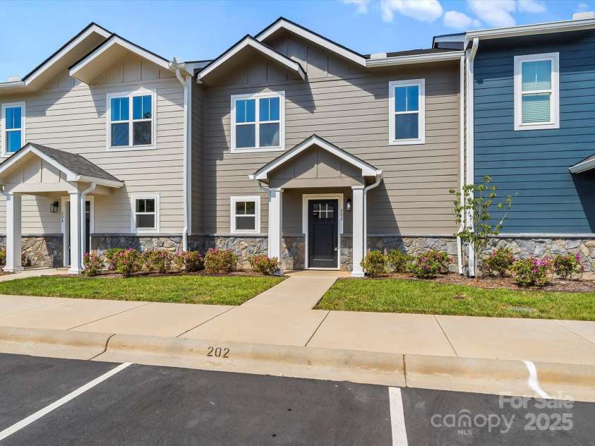 202 Beacon Avenue, Morganton, NC 28655.  MLS# CAR4299210, YatesRealty ID 13830. 