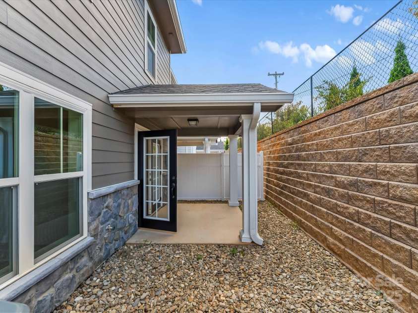 202 Beacon Avenue, Morganton, NC 28655.  MLS# CAR4299210, YatesRealty ID 13830. 