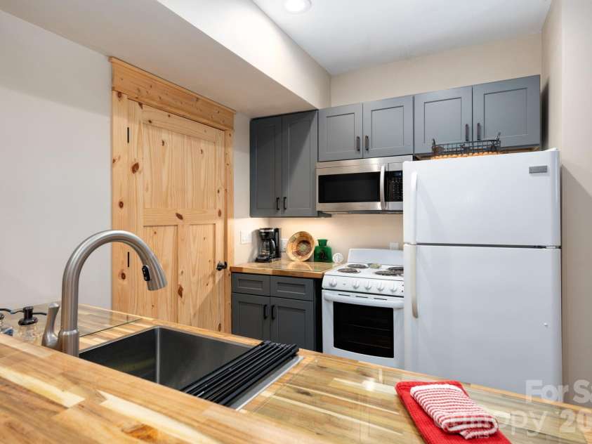 55 Laurel Ridge, Marshall, NC 28753.  MLS# CAR4353005, YatesRealty ID 13833. Efficient kitchenette for self sufficiency