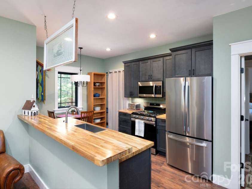 55 Laurel Ridge, Marshall, NC 28753.  MLS# CAR4353005, YatesRealty ID 13833. Open concept flow to the efficient kitchen