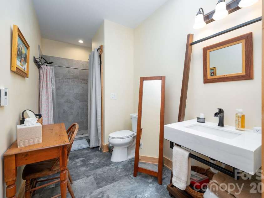 55 Laurel Ridge, Marshall, NC 28753.  MLS# CAR4353005, YatesRealty ID 13833. Skyview's bathroom