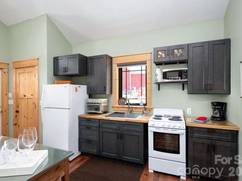 55 Laurel Ridge, Marshall, NC 28753.  MLS# CAR4353005, YatesRealty ID 13833. Skyview's efficient kitchen