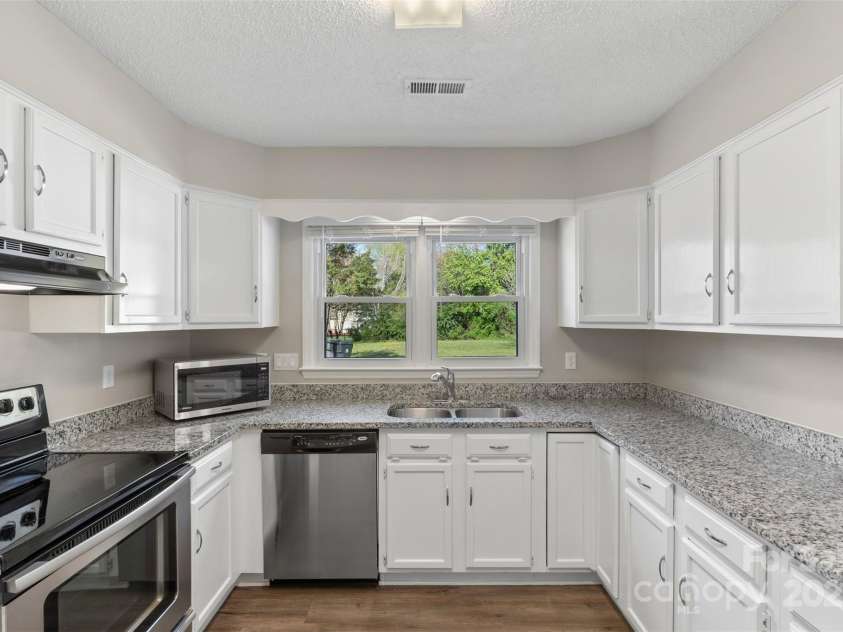 9534 Banwell Lane, Charlotte, NC 28269.  MLS# CAR4231632, YatesRealty ID 13836. 