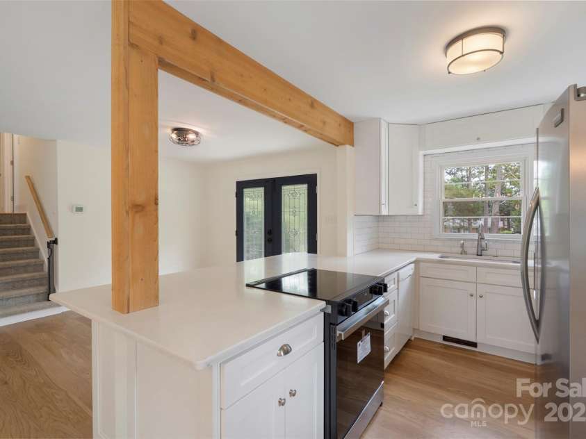 15333 Catawba Circle, Matthews, NC 28104.  MLS# CAR4257042, YatesRealty ID 13838. 