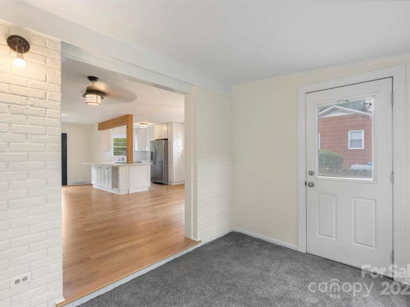 15333 Catawba Circle, Matthews, NC 28104.  MLS# CAR4257042, YatesRealty ID 13838. Sunroom