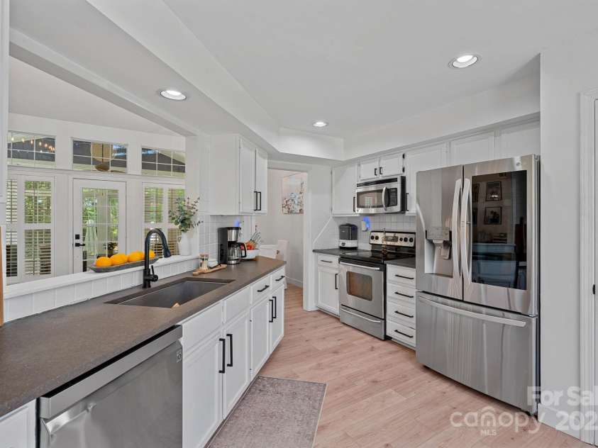 181 Glynwater Drive, Mooresville, NC 28117.  MLS# CAR4243955, YatesRealty ID 13839. Kitchen