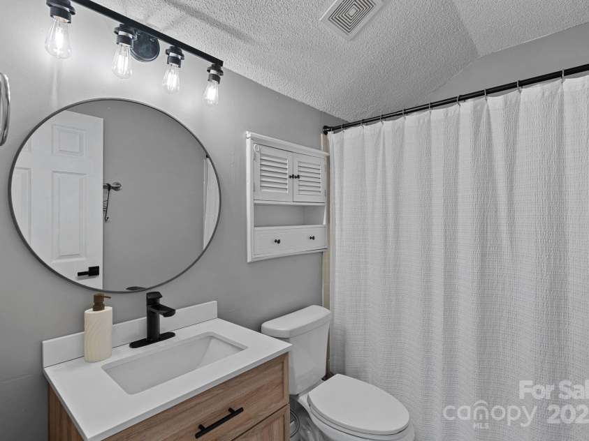 181 Glynwater Drive, Mooresville, NC 28117.  MLS# CAR4243955, YatesRealty ID 13839. Upper Full Bathroom