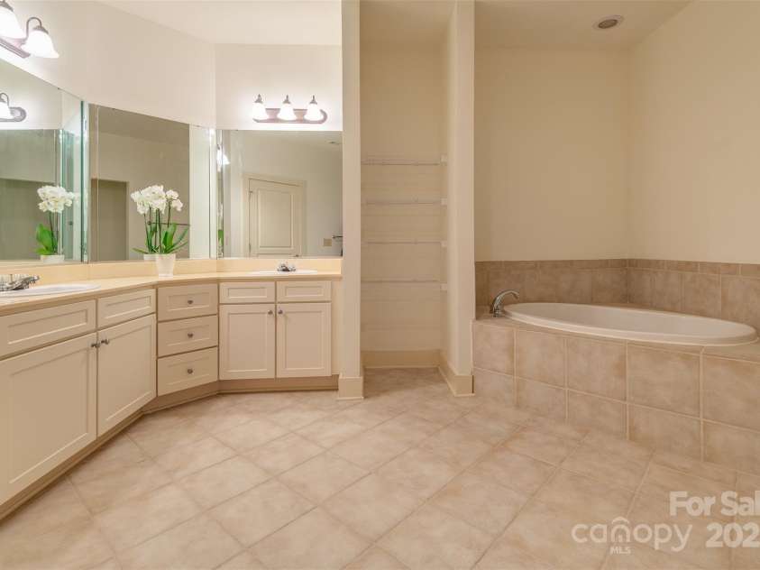 9 Kenilworth Knolls, Asheville, NC 28805.  MLS# CAR4271939, YatesRealty ID 1384. 