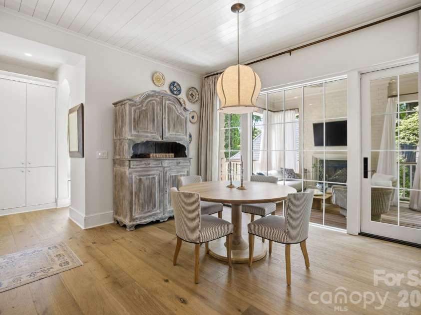 2710 Briarcliff Place, Charlotte, NC 28207.  MLS# CAR4371985, YatesRealty ID 13841. 