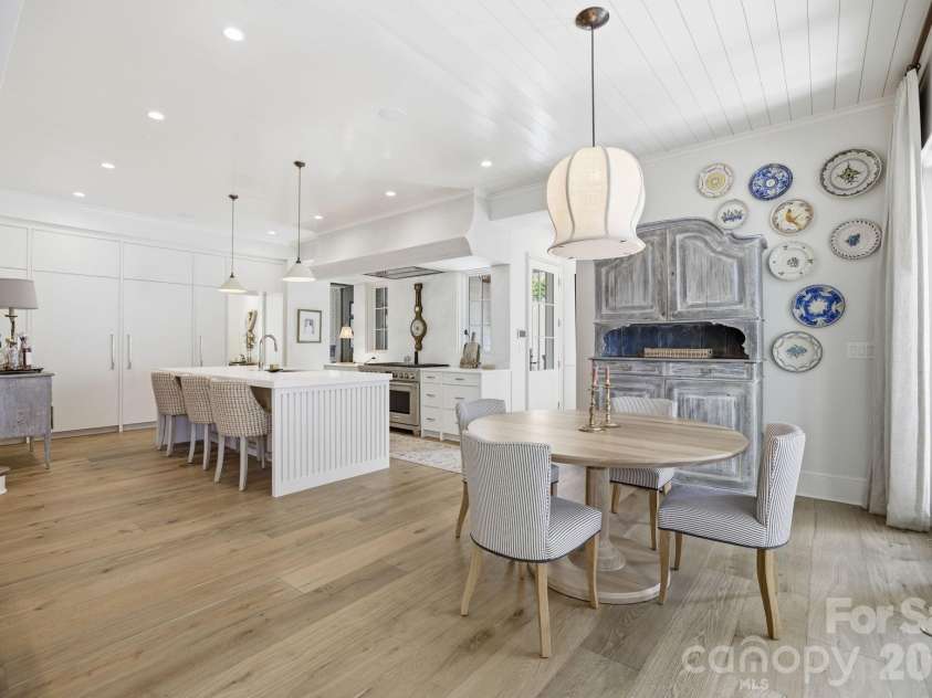 2710 Briarcliff Place, Charlotte, NC 28207.  MLS# CAR4371985, YatesRealty ID 13841. 