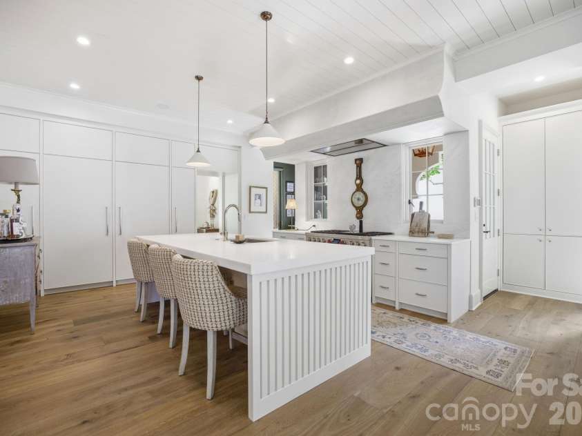 2710 Briarcliff Place, Charlotte, NC 28207.  MLS# CAR4371985, YatesRealty ID 13841. 