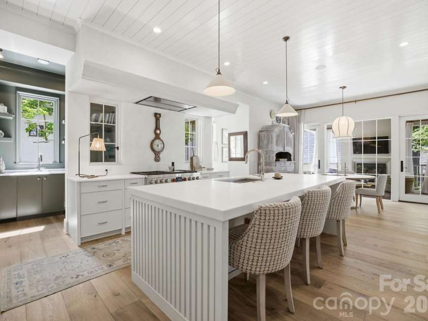 2710 Briarcliff Place, Charlotte, NC 28207.  MLS# CAR4371985, YatesRealty ID 13841. 