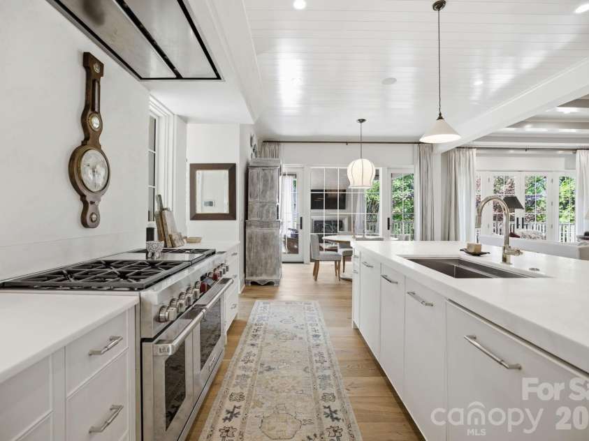 2710 Briarcliff Place, Charlotte, NC 28207.  MLS# CAR4371985, YatesRealty ID 13841. 