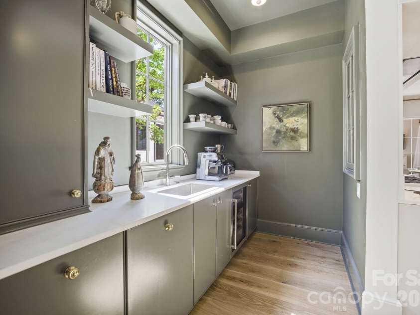 2710 Briarcliff Place, Charlotte, NC 28207.  MLS# CAR4371985, YatesRealty ID 13841. 