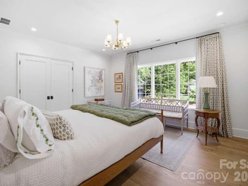 2710 Briarcliff Place, Charlotte, NC 28207.  MLS# CAR4371985, YatesRealty ID 13841. 
