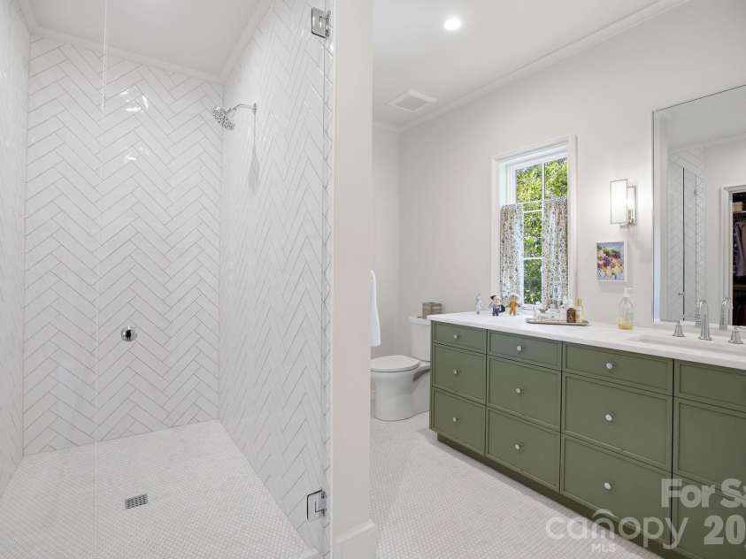 2710 Briarcliff Place, Charlotte, NC 28207.  MLS# CAR4371985, YatesRealty ID 13841. 