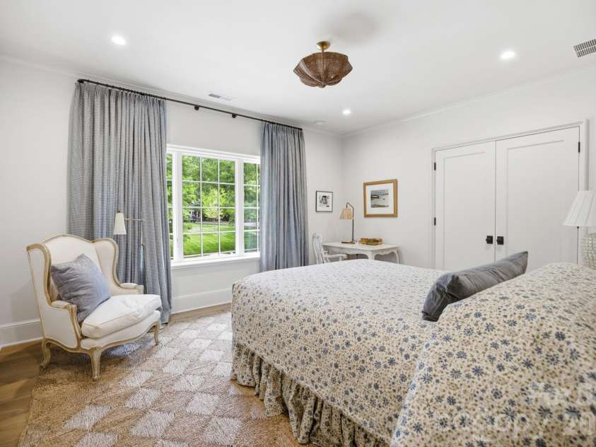 2710 Briarcliff Place, Charlotte, NC 28207.  MLS# CAR4371985, YatesRealty ID 13841. 