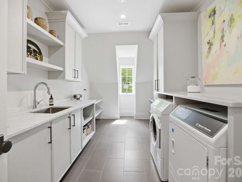 2710 Briarcliff Place, Charlotte, NC 28207.  MLS# CAR4371985, YatesRealty ID 13841. 