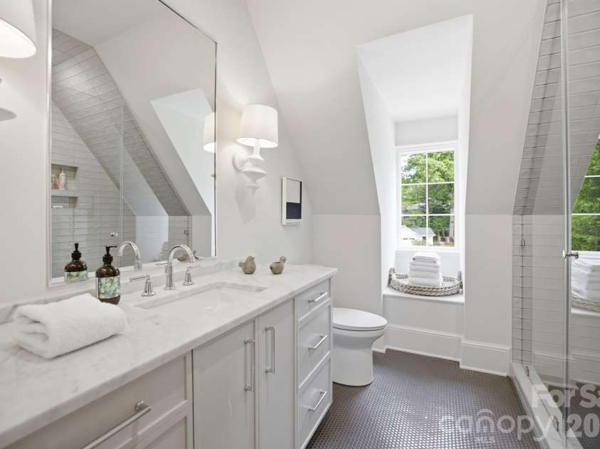 2710 Briarcliff Place, Charlotte, NC 28207.  MLS# CAR4371985, YatesRealty ID 13841. 