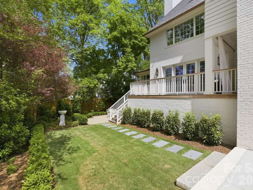 2710 Briarcliff Place, Charlotte, NC 28207.  MLS# CAR4371985, YatesRealty ID 13841. 