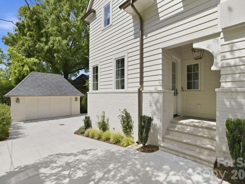 2710 Briarcliff Place, Charlotte, NC 28207.  MLS# CAR4371985, YatesRealty ID 13841. 