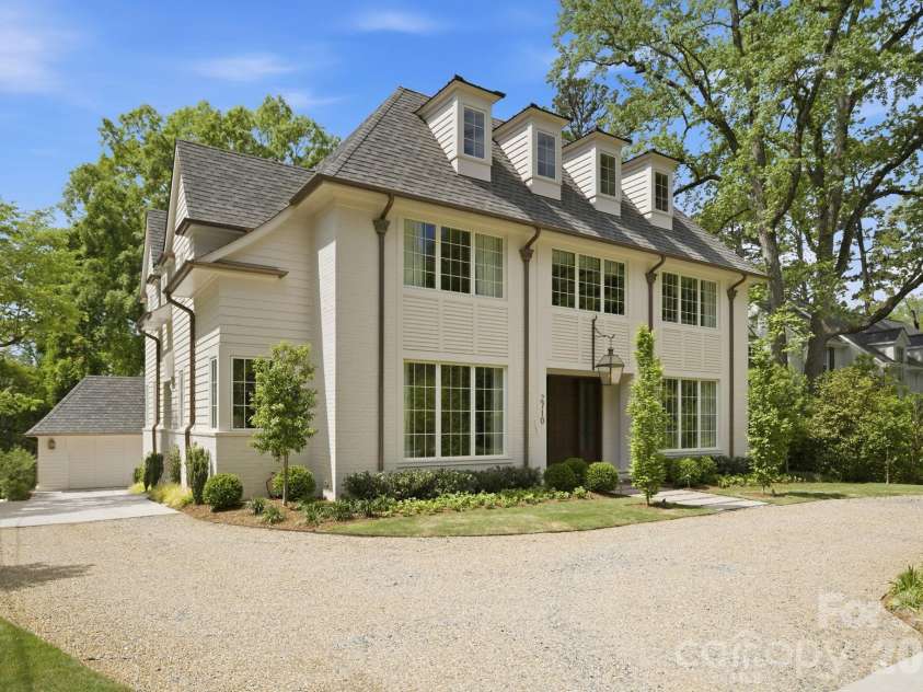 2710 Briarcliff Place, Charlotte, NC 28207.  MLS# CAR4371985, YatesRealty ID 13841. 