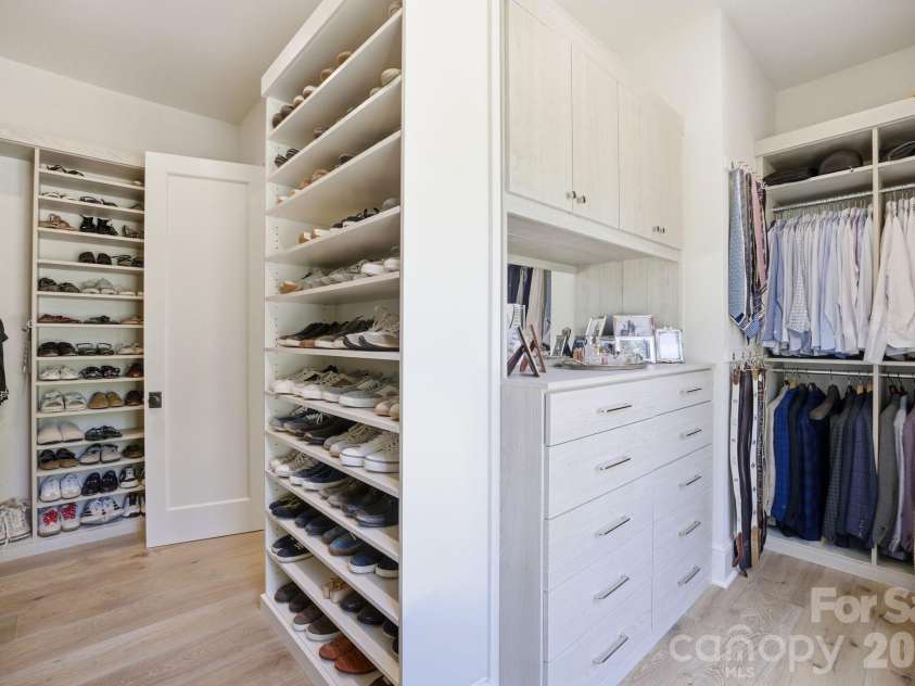 2710 Briarcliff Place, Charlotte, NC 28207.  MLS# CAR4371985, YatesRealty ID 13841. 