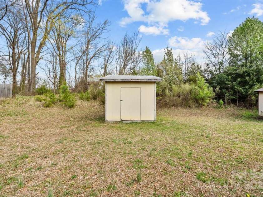 1542 Farningham Lane, Burlington, NC 27215.  MLS# CAR4238324, YatesRealty ID 13842. 