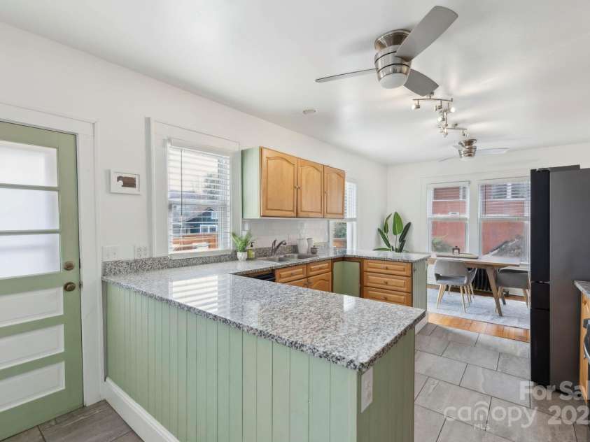 41 Forest Hill Drive, Asheville, NC 28803.  MLS# CAR4217296, YatesRealty ID 13843. 