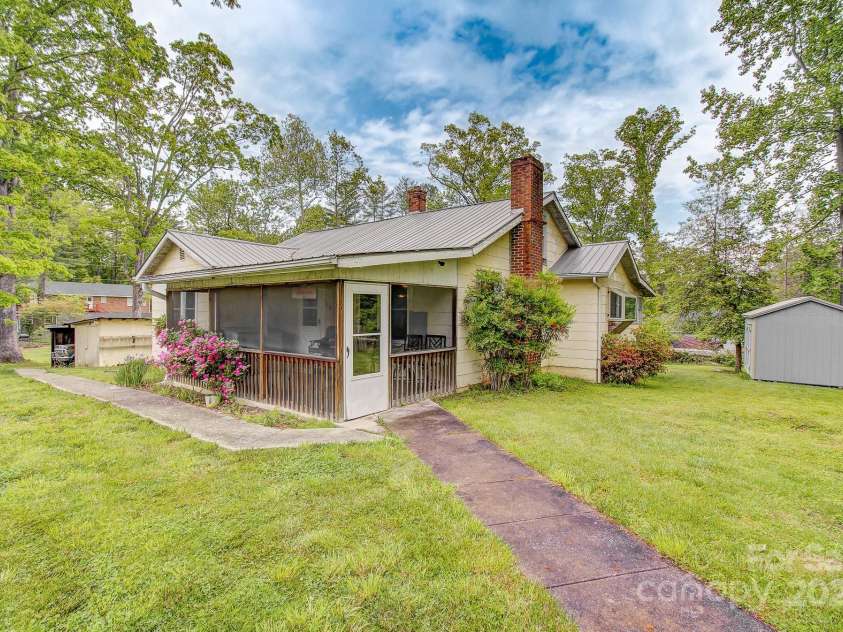 54 Green Haven Lane, Hendersonville, NC 28791.  MLS# CAR4256501, YatesRealty ID 13848. 