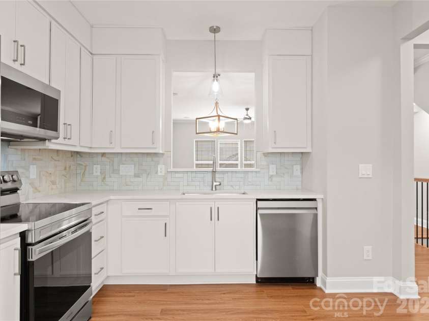 12819 Bullock Greenway Boulevard, Charlotte, NC 28277.  MLS# CAR4357908, YatesRealty ID 13849. New lighting, cabinets, tiled backsplash, quartz counters.