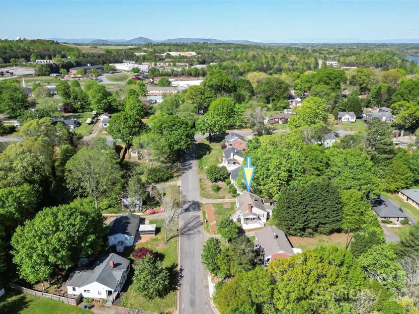 1068 14th Avenue, Hickory, NC 28601.  MLS# CAR4246033, YatesRealty ID 13859. 