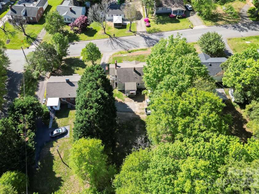 1068 14th Avenue, Hickory, NC 28601.  MLS# CAR4246033, YatesRealty ID 13859. 