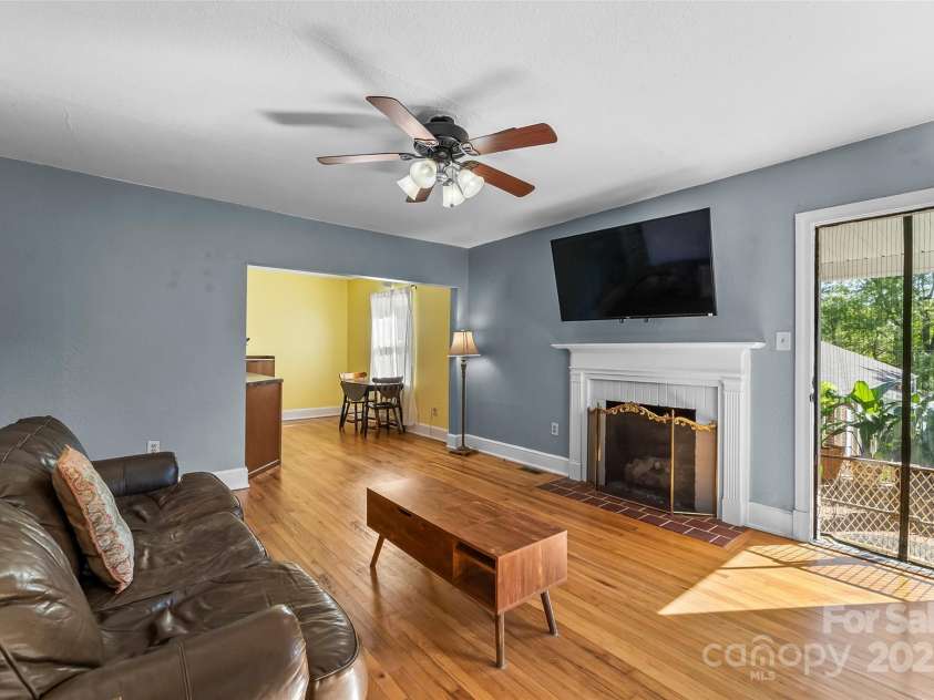 1068 14th Avenue, Hickory, NC 28601.  MLS# CAR4246033, YatesRealty ID 13859. 