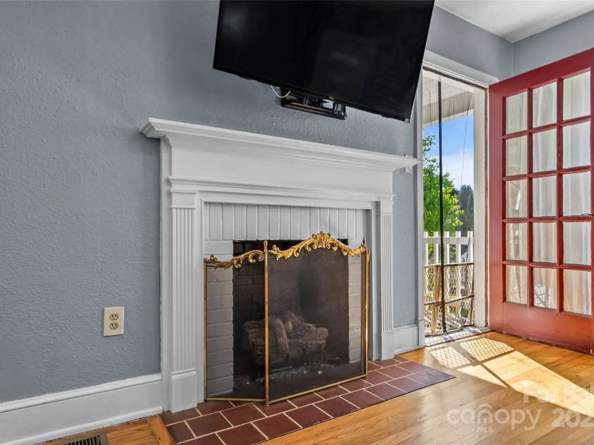 1068 14th Avenue, Hickory, NC 28601.  MLS# CAR4246033, YatesRealty ID 13859. 