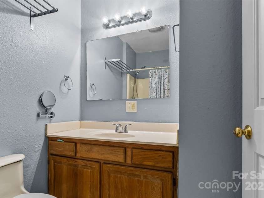 1068 14th Avenue, Hickory, NC 28601.  MLS# CAR4246033, YatesRealty ID 13859. 