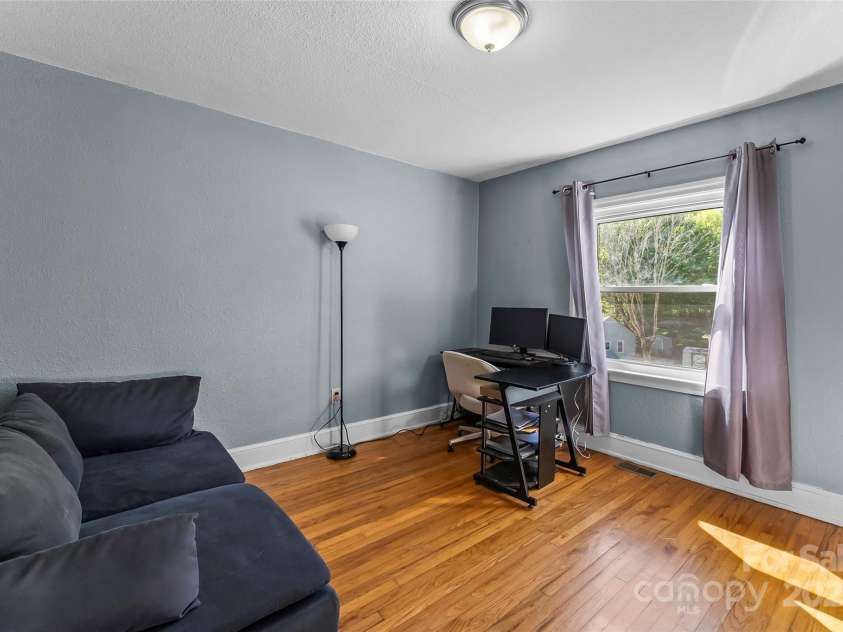 1068 14th Avenue, Hickory, NC 28601.  MLS# CAR4246033, YatesRealty ID 13859. 