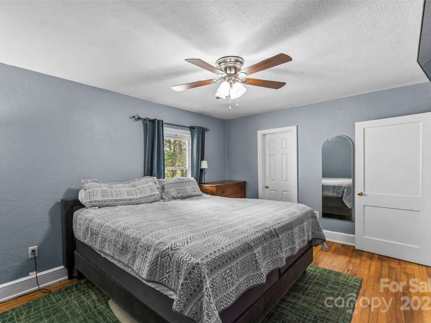 1068 14th Avenue, Hickory, NC 28601.  MLS# CAR4246033, YatesRealty ID 13859. 