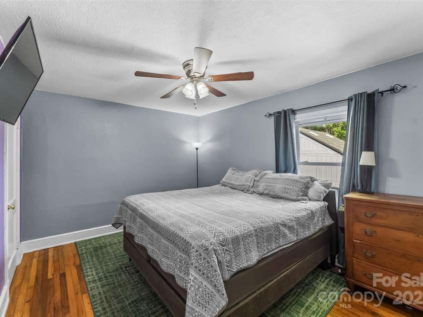 1068 14th Avenue, Hickory, NC 28601.  MLS# CAR4246033, YatesRealty ID 13859. 